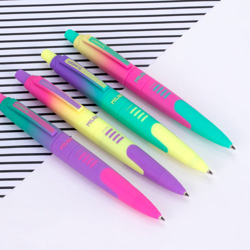 Bolígrafo MILAN Sunset con tinta azul sobre cuaderno